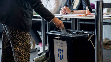 A voter casts a ballot during Iceland’s referendum on EU membership talks, Reykjavik, August 29, 2026.