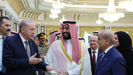 Turkish President Recep Tayyip Erdogan (L), Saudi Crown Prince Mohammed bin Salman (C) and Pakistani Prime Minister Shehbaz Sharif (R) sign a trilateral joint defense agreement in Mecca, Saudi Arabia, on August 7. (