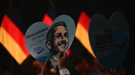 A heart-shaped sign featuring a portrait of AfD lead candidate Siegmund