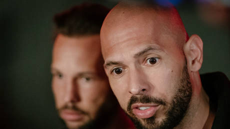 Andrew Tate (R) and his brother Tristan Tate (L)  © Andrei Pungovschi / Getty Images