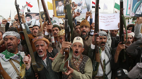 FILE PHOTO: Yemeni protesters brandish weapons during a rally against the Saudi-led blockade in Sanaa, Yemen, July 31, 2026.