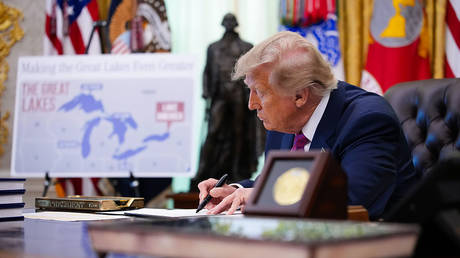 US President Donald Trump signs an executive order in the Oval Office of the White House. © Andrew Harnik/Getty Images