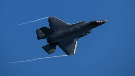 A US-AF F-35 Lightning II stealth multirole fighter jet overflies RAF Lakenheath on April 08, 2026 in Lakenheath, England.