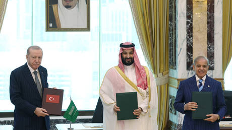 Turkiye, Saudi Arabia and Pakistan sign trilateral joint defense agreement. Turkish President Recep Tayyip Erdogan, Saudi Crown Prince Mohammed bin Salman, and Pakistani Prime Minister Shehbaz Sharif sign a trilateral joint defense agreement in Mecca, Saudi Arabia, on August 7, 2026.
