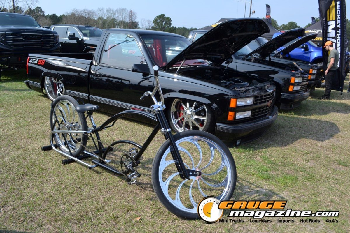 lone-star-throwdown-2026-black-custom-truck-with-bicycle-display