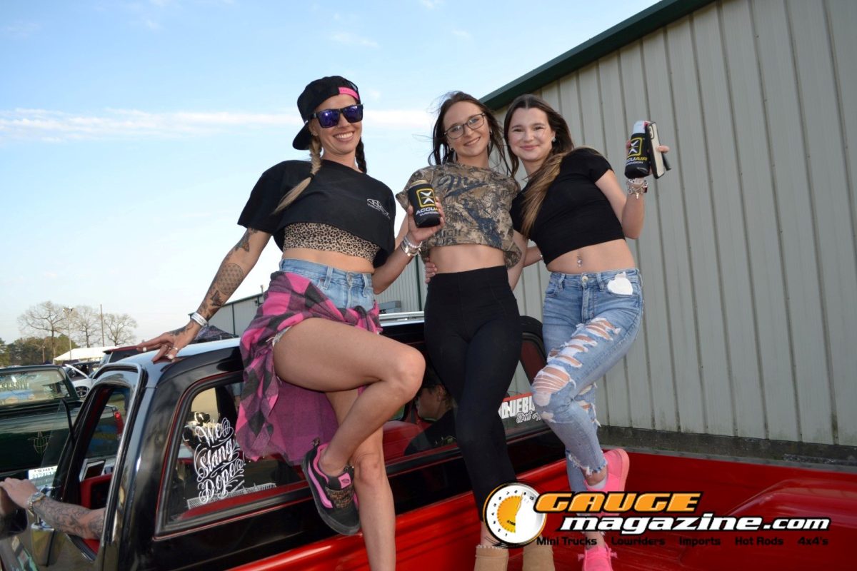 lone-star-throwdown-2026-show-attendees-custom-truck-display