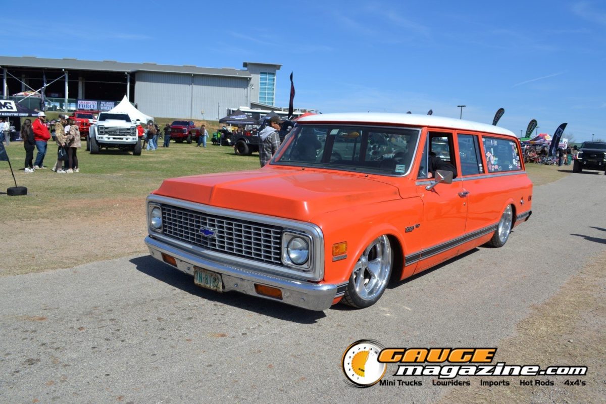 lone-star-throwdown-2026-orange-lowered-classic-chevrolet-suburban