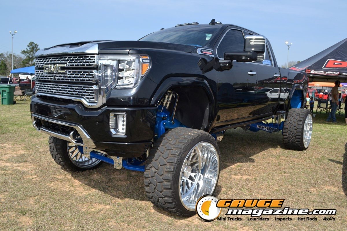 lone-star-throwdown-2026-black-lifted-gmc-sierra