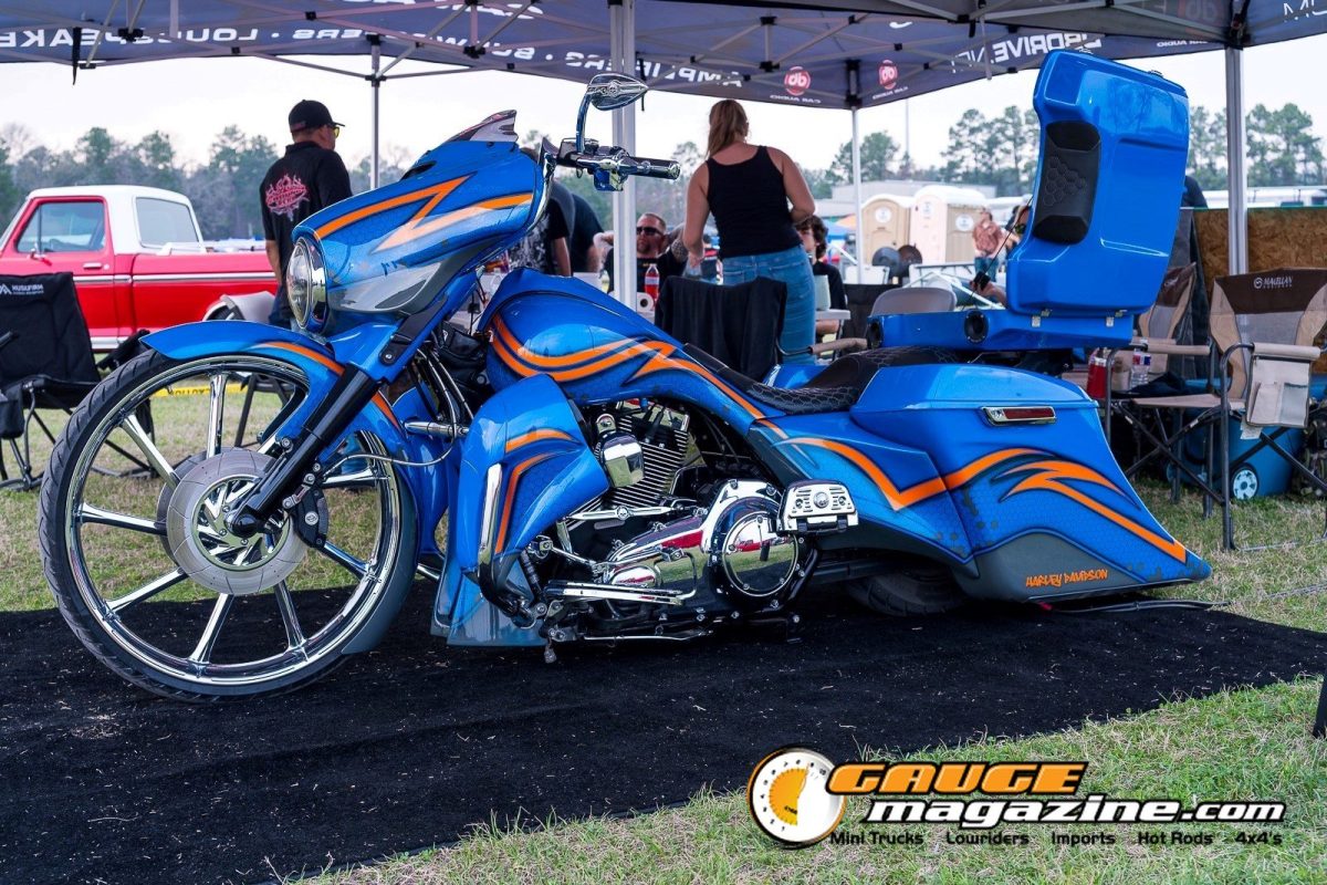 lone-star-throwdown-2026-blue-orange-custom-bagger-motorcycle