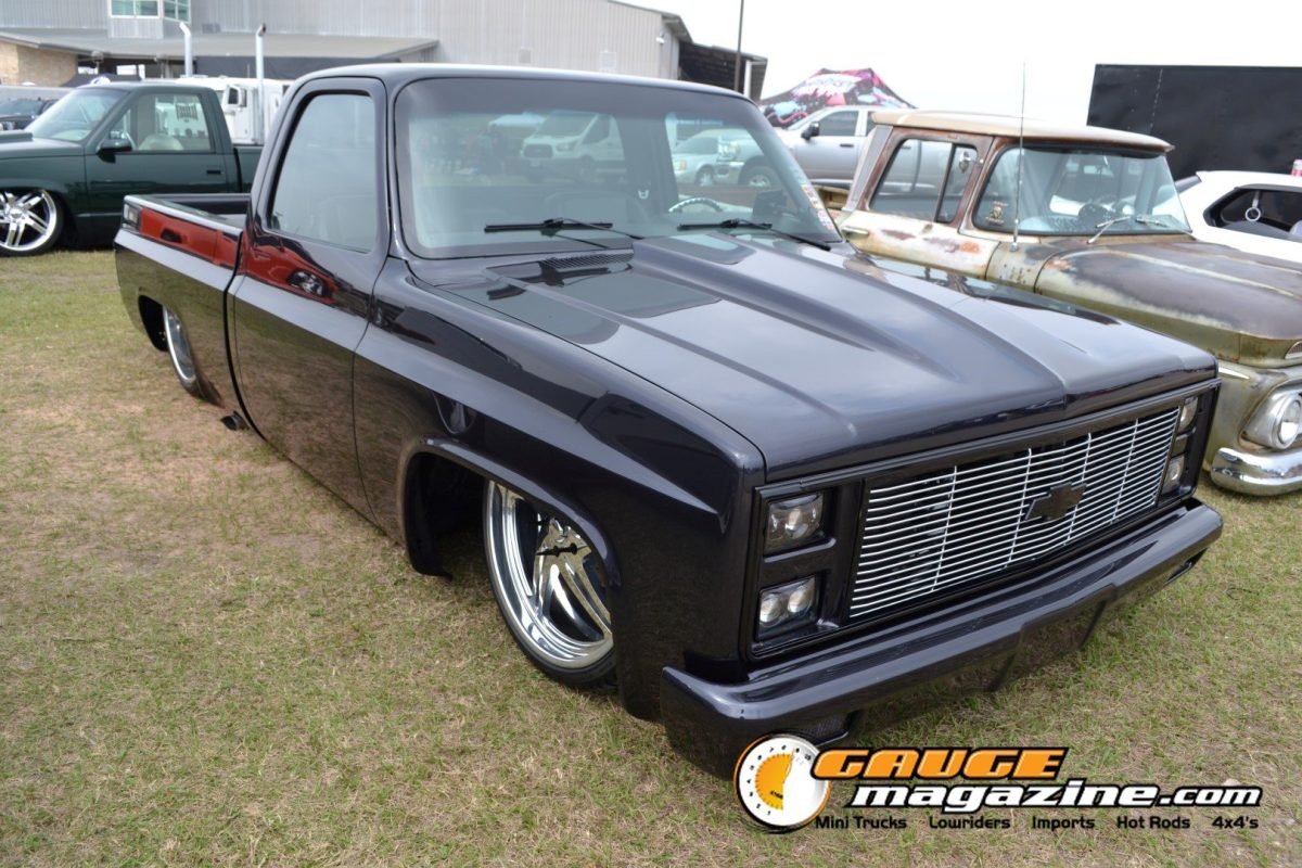 lone-star-throwdown-2026-black-lowered-gmc-squarebody-pickup
