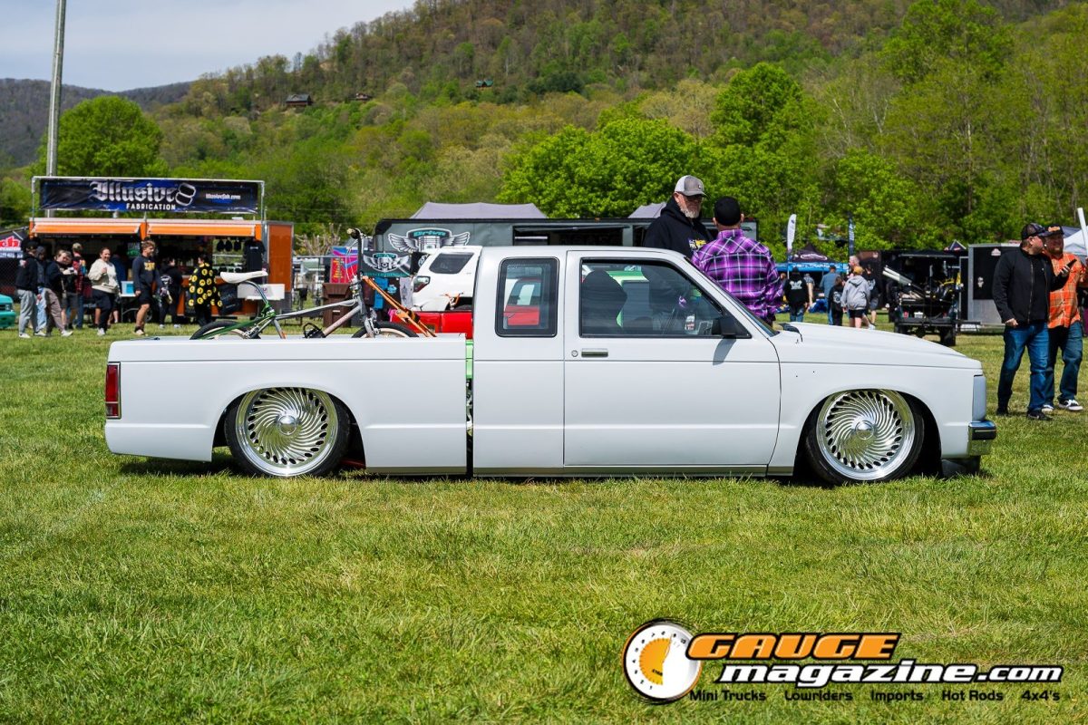 mini-nats-2026-195-nissan-hardbody-slammed-show-truck