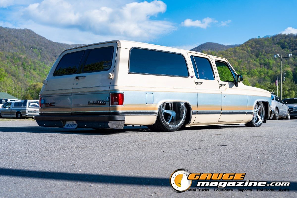 mini-nats-2026-034-chevrolet-suburban-slammed-custom