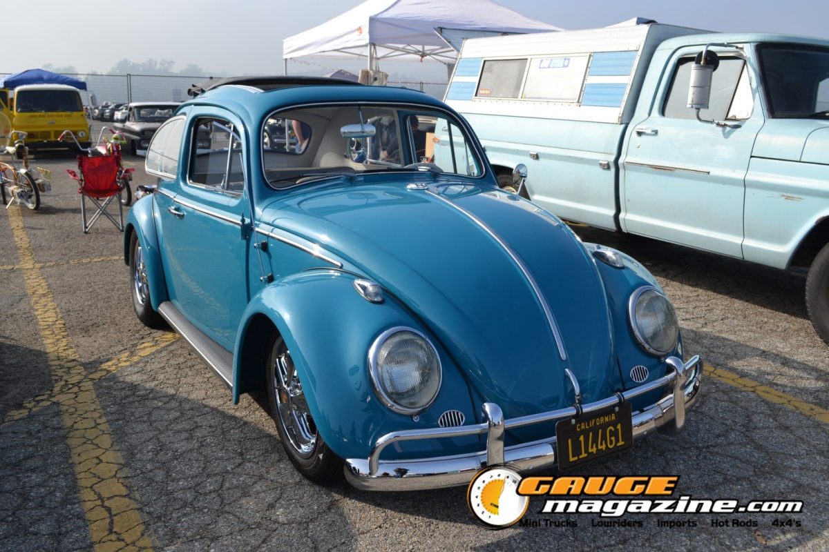 mooneyes-christmas-party-2025-073-blue-volkswagen-beetle-custom