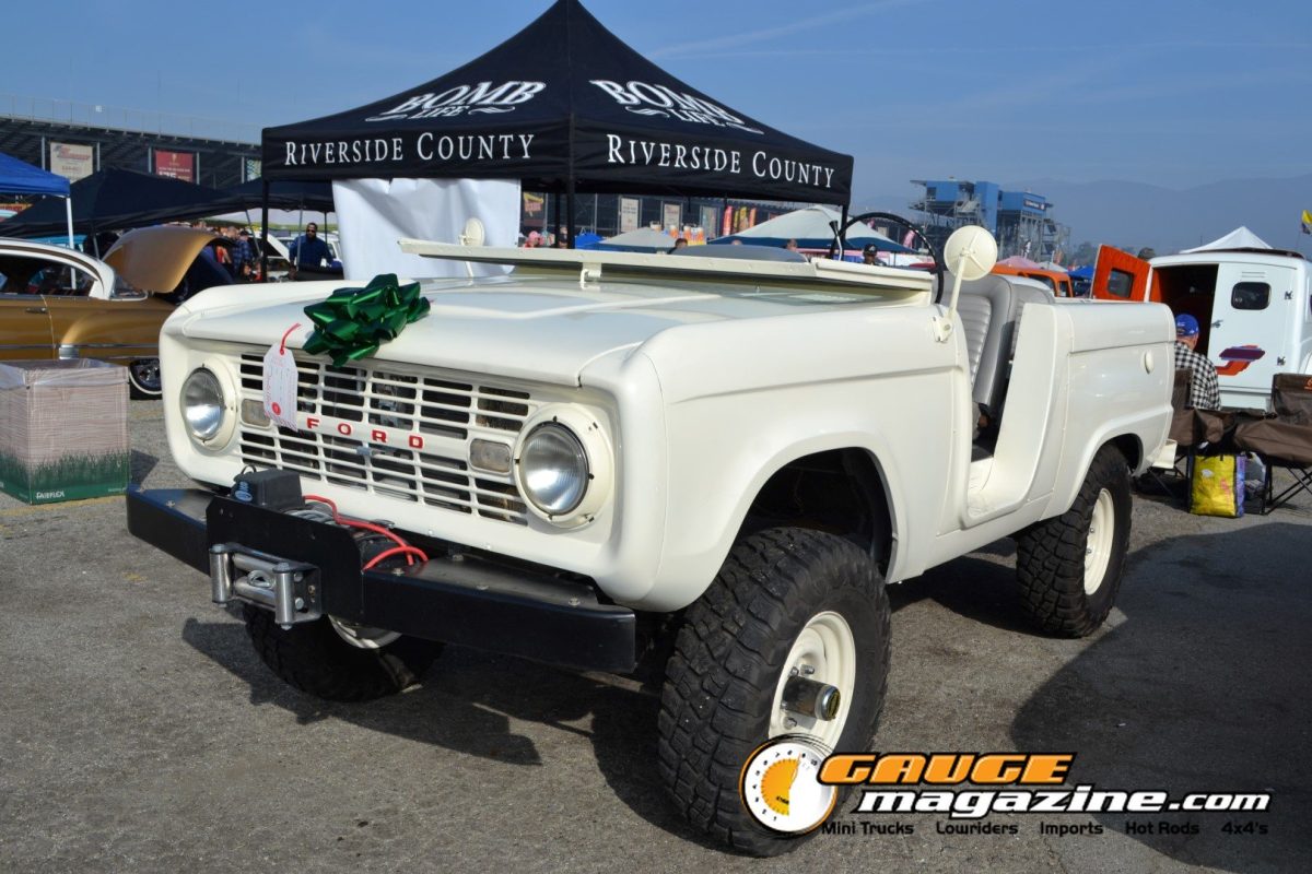 mooneyes-christmas-party-2025-056-white-ford-bronco-classic