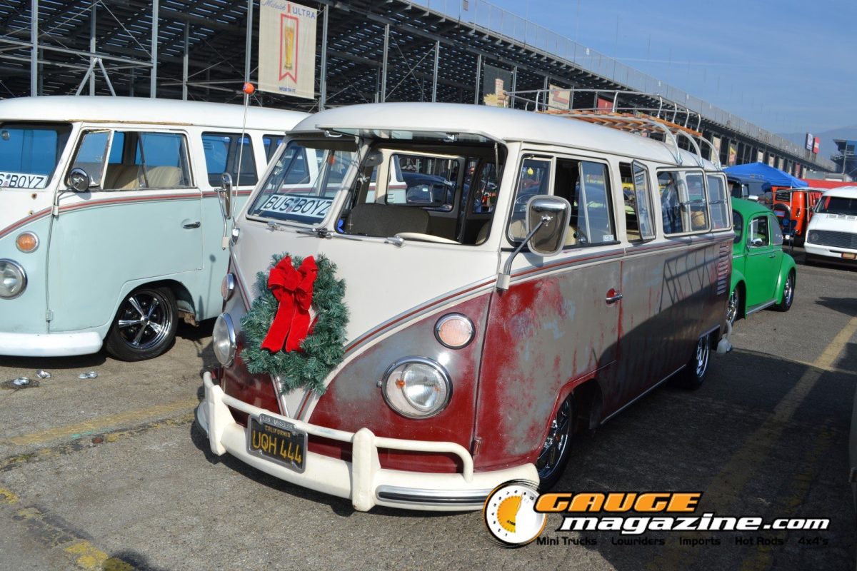 mooneyes-christmas-party-2025-003-patina-volkswagen-type-2-christmas-bus