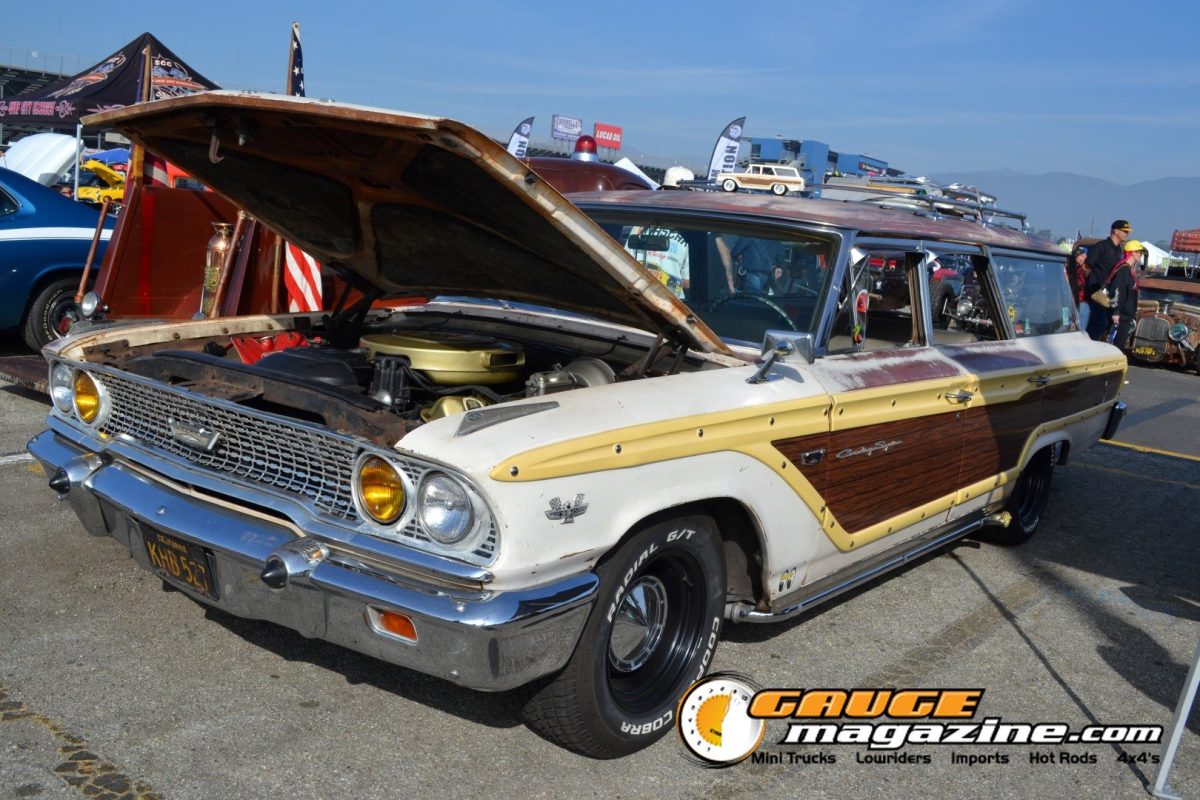 mooneyes-christmas-party-2025-160-cream-classic-station-wagon