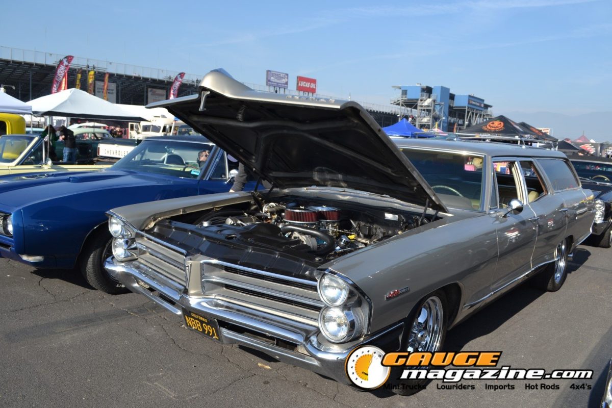 mooneyes-christmas-party-2025-264-silver-classic-muscle-car-engine-bay