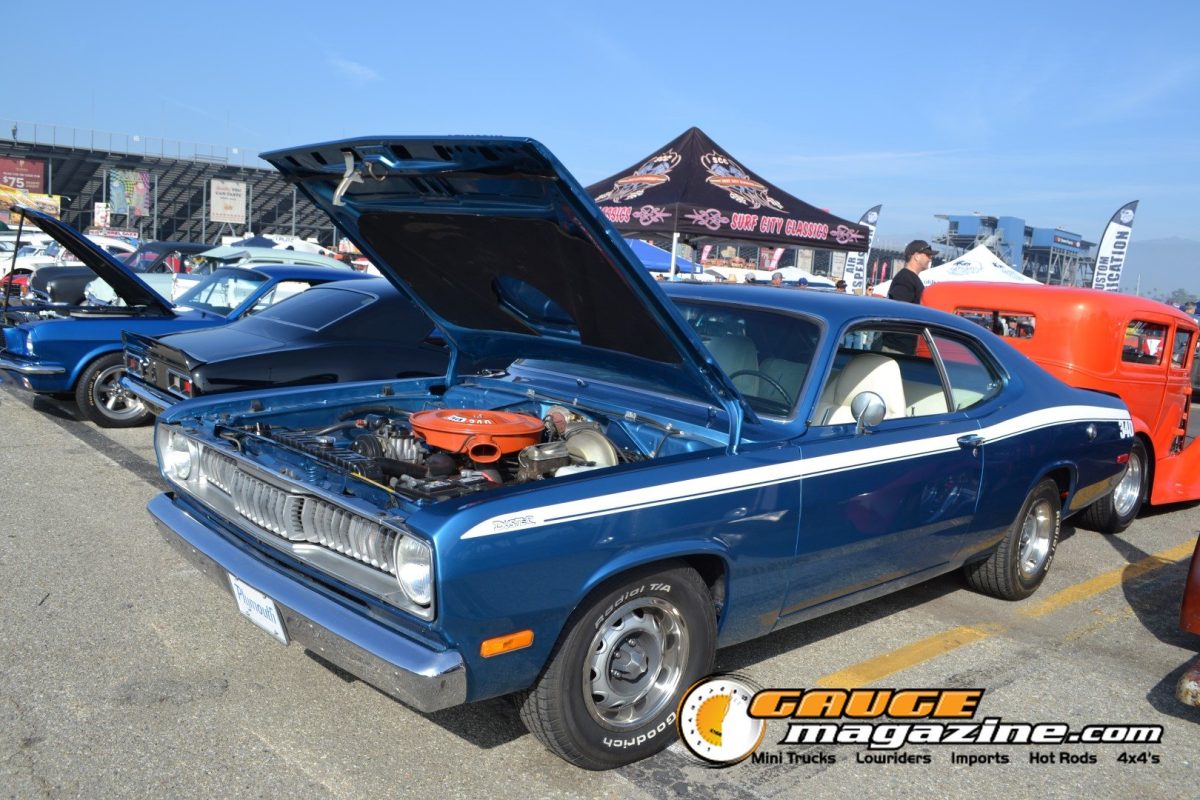 mooneyes-christmas-party-2025-161-blue-plymouth-muscle-car-engine-bay