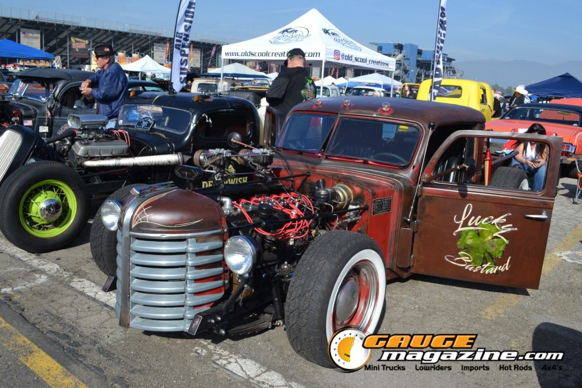mooneyes-christmas-party-2025-187-brown-rat-rod-custom-open-engine