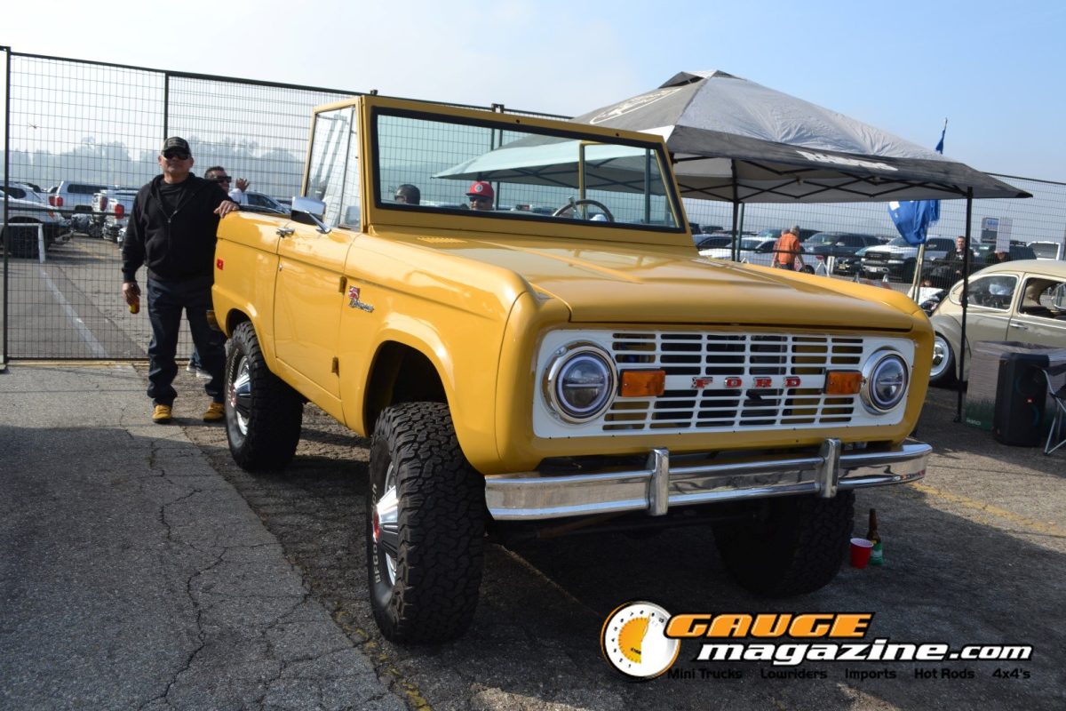 mooneyes-christmas-party-2025-042-yellow-ford-bronco-classic