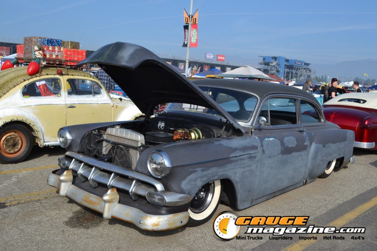 mooneyes-christmas-party-2025-089-gray-chevrolet-1950s-patina-custom-engine-bay