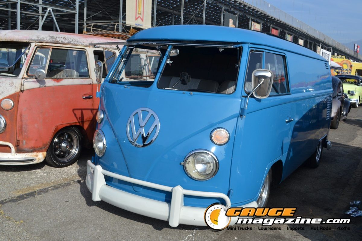 mooneyes-christmas-party-2025-005-blue-volkswagen-type-2-split-window-bus