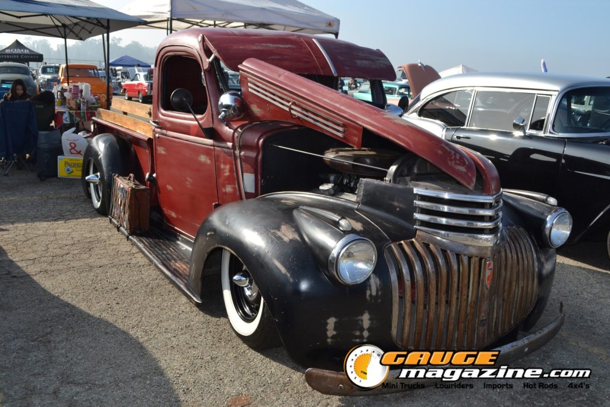 mooneyes-christmas-party-2025-153-black-red-chevrolet-advance-design-pickup-engine-bay