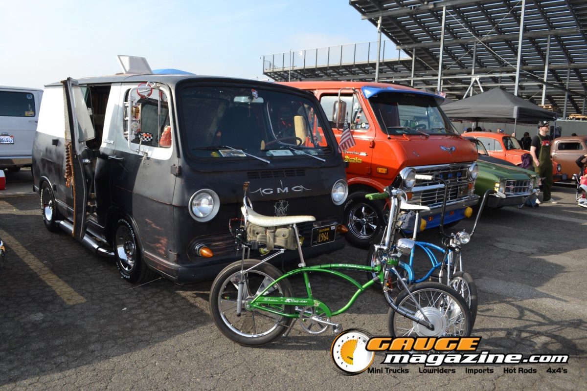 mooneyes-christmas-party-2025-026-black-volkswagen-type-2-bus-bicycle-display