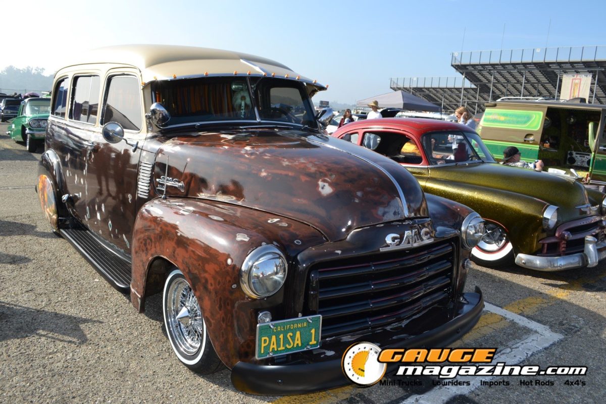 mooneyes-christmas-party-2025-172-patina-chevrolet-advance-design-suburban