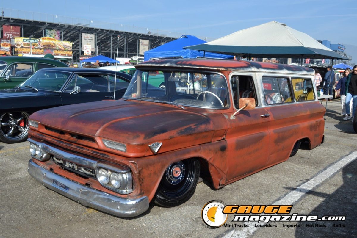 mooneyes-christmas-party-2025-135-patina-chevrolet-suburban-custom