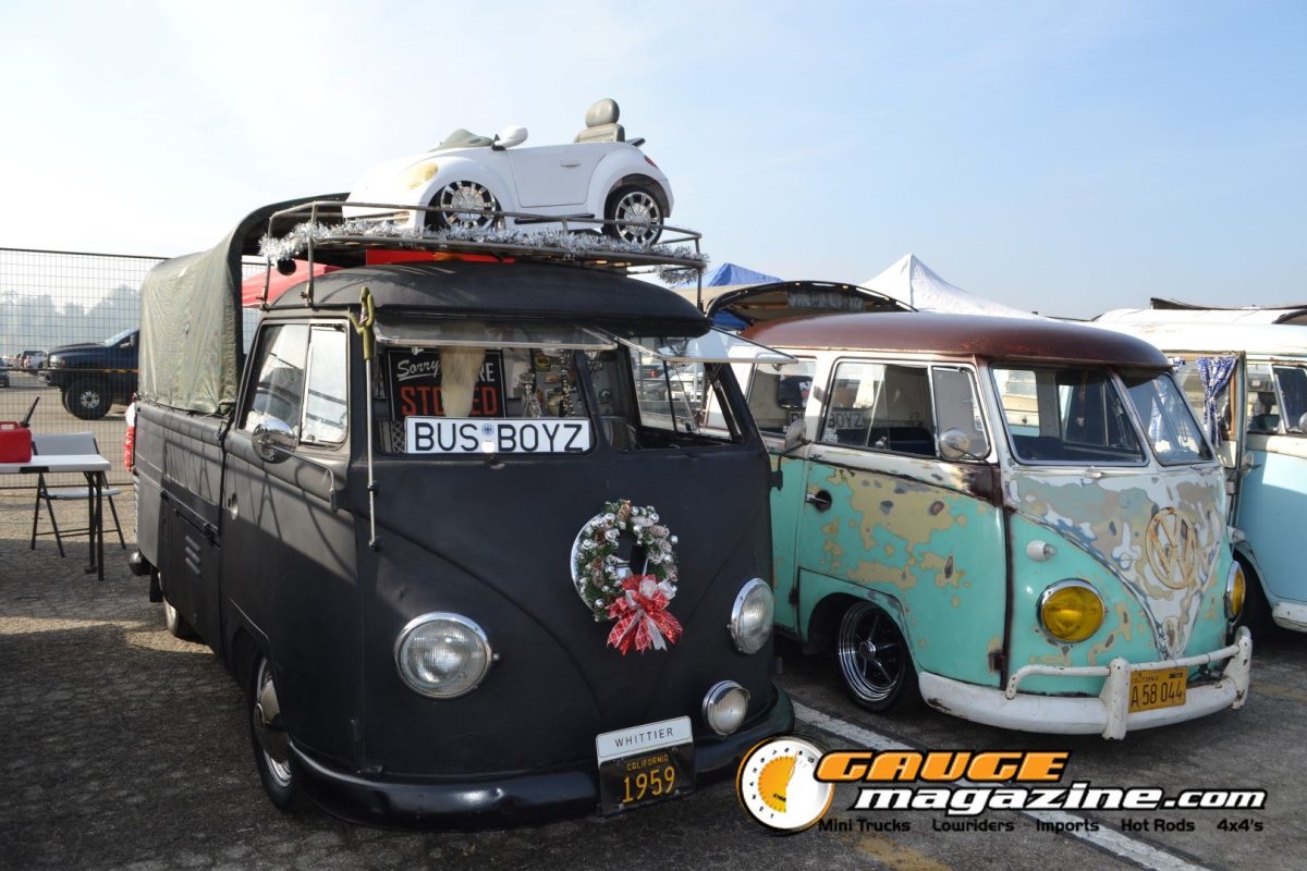 mooneyes-christmas-party-2025-011-black-volkswagen-type-2-bus-christmas-display