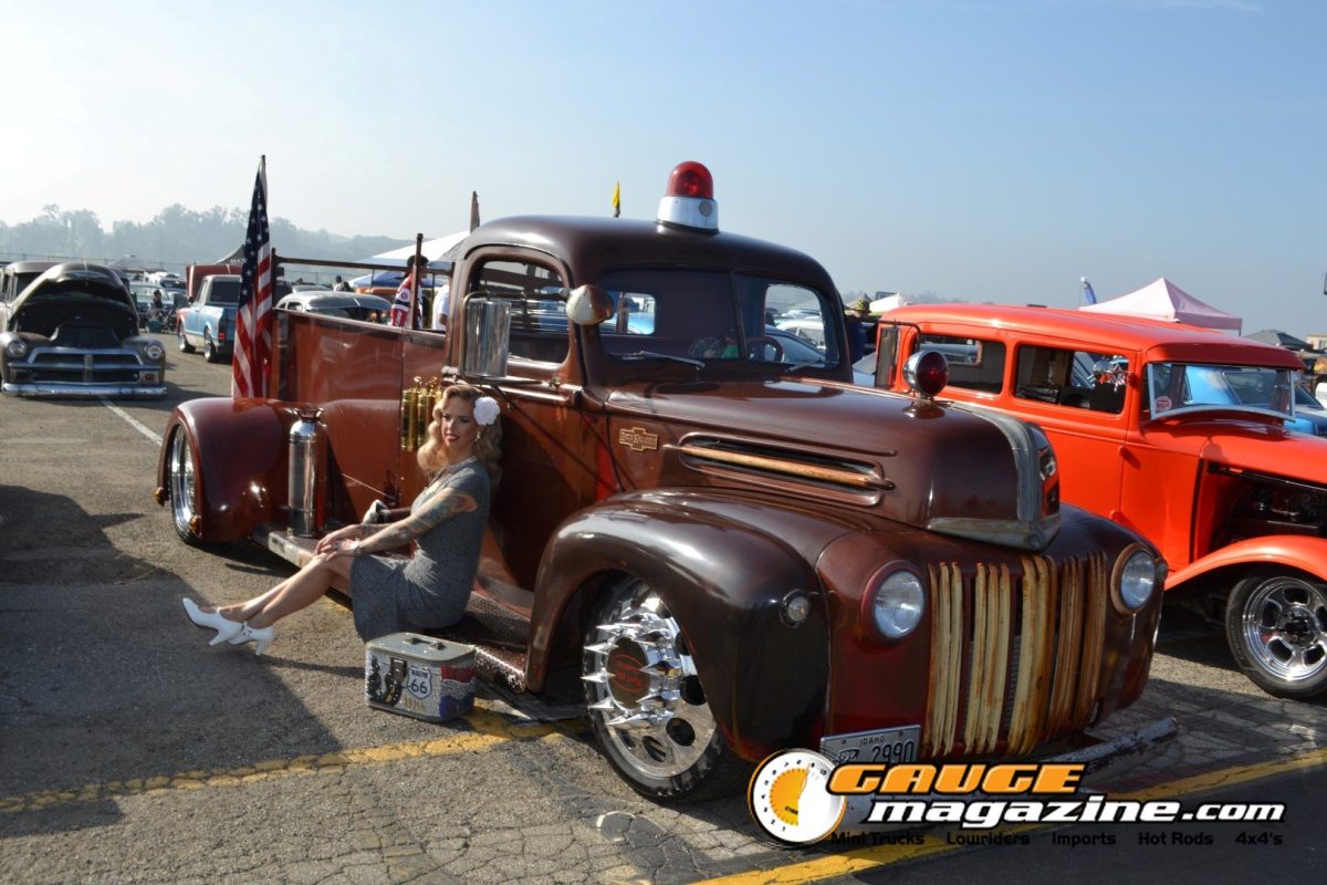 mooneyes-christmas-party-2025-176-brown-rat-rod-pickup