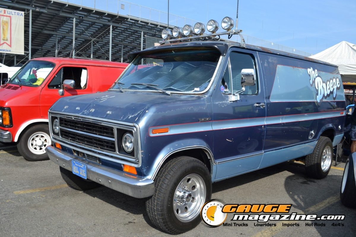 mooneyes-christmas-party-2025-024-blue-ford-econoline-custom-van
