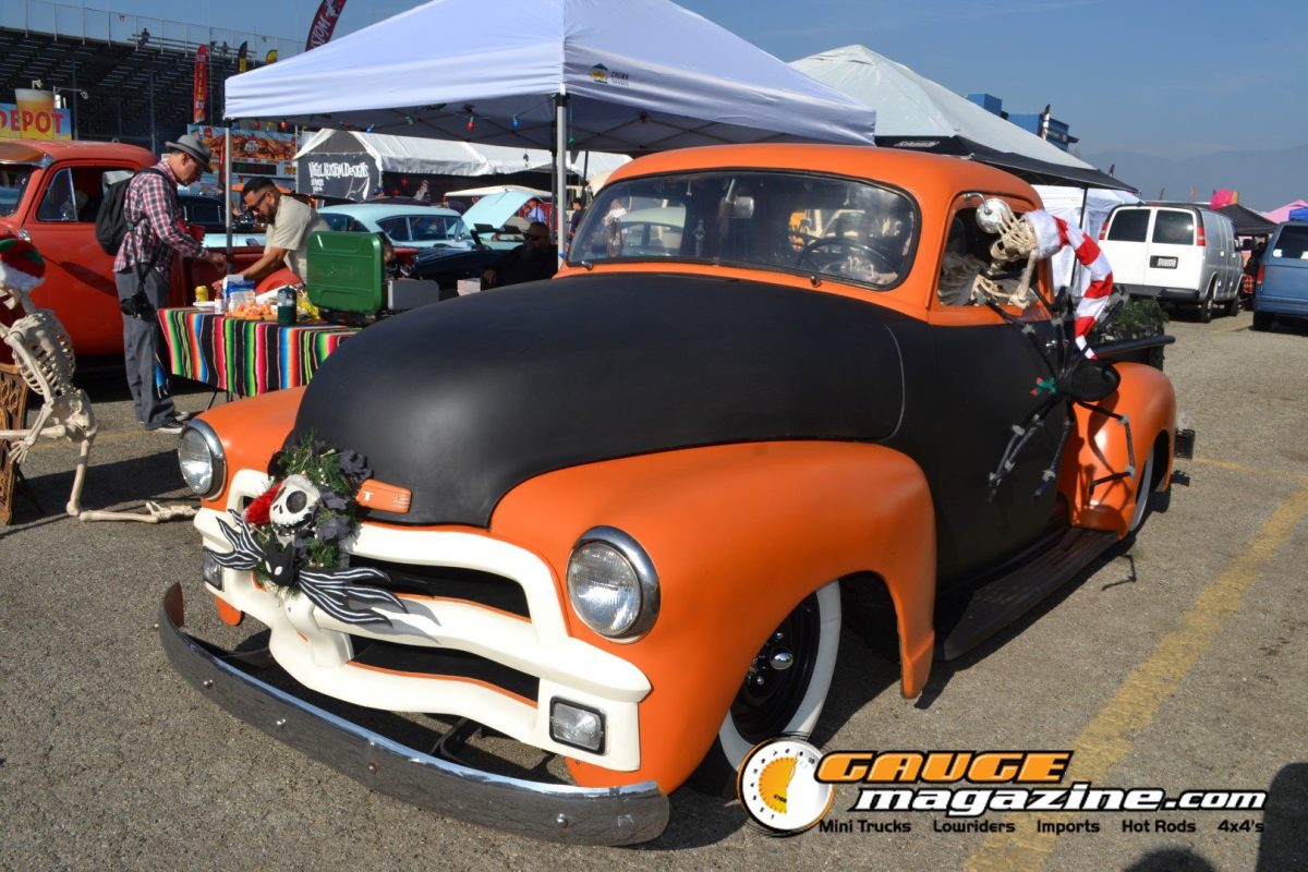 mooneyes-christmas-party-2025-267-orange-chevrolet-advance-design-pickup-christmas-display
