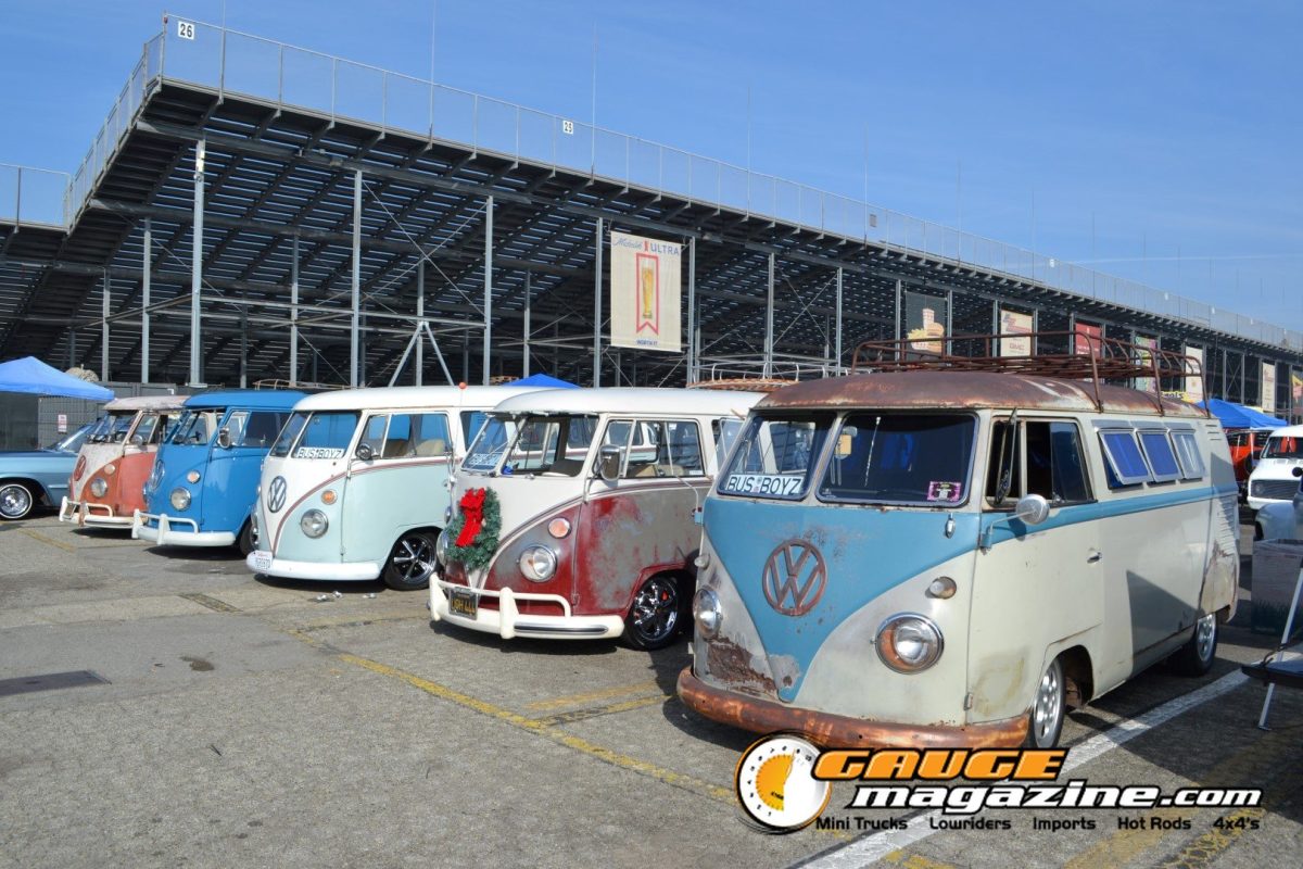 mooneyes-christmas-party-2025-002-volkswagen-type-2-bus-lineup