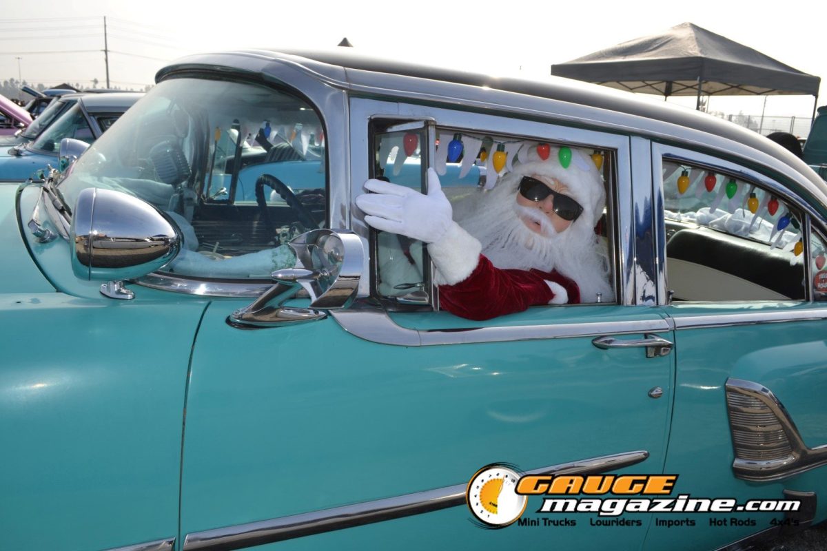 mooneyes-christmas-party-2025-064-turquoise-chevrolet-bel-air-wagon-santa-display