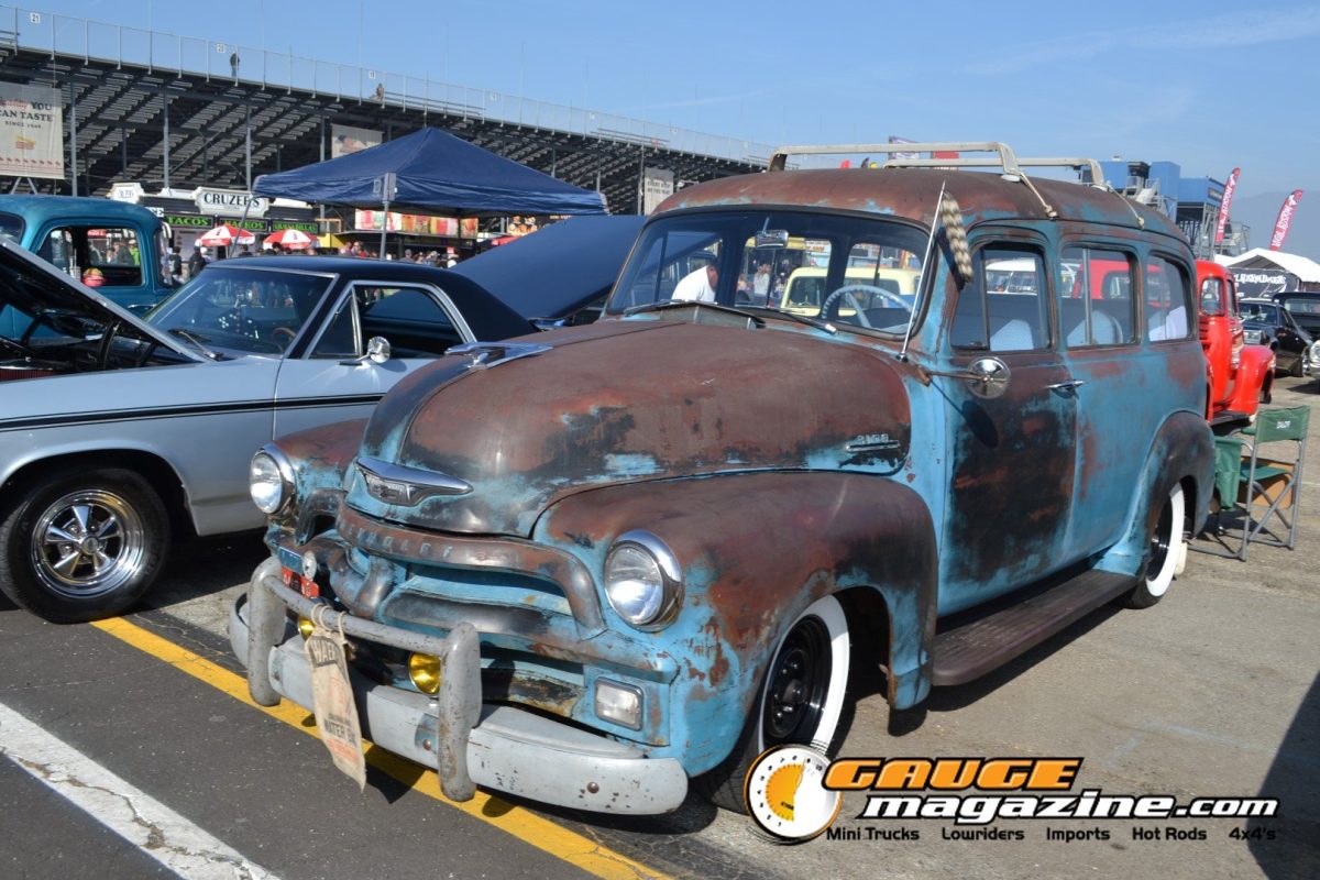 mooneyes-christmas-party-2025-196-patina-chevrolet-advance-design-suburban