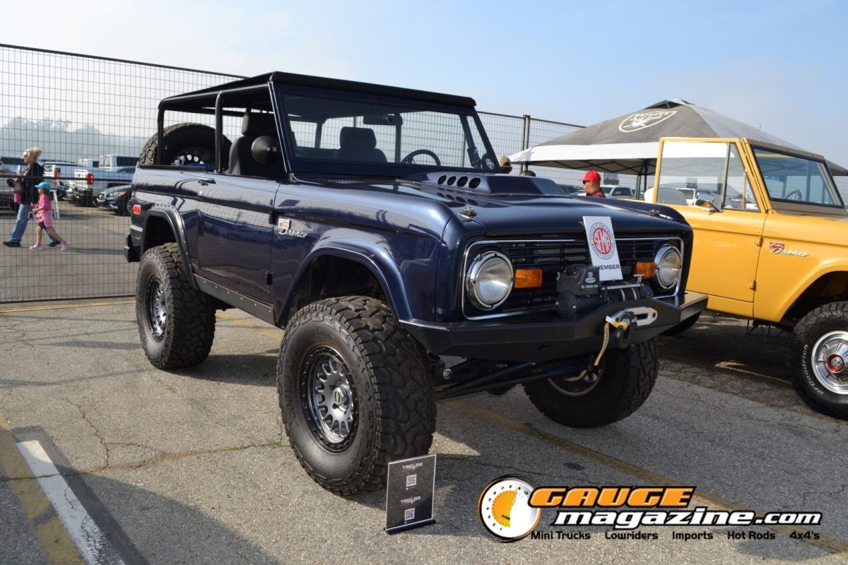 mooneyes-christmas-party-2025-043-blue-ford-bronco-classic