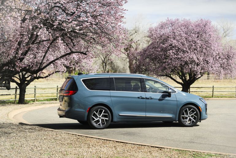 2027 Chrysler Pacifica Pinnacle side