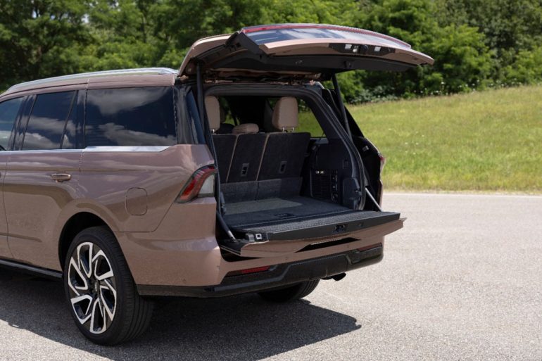 2026 lincoln navigator split tailgate