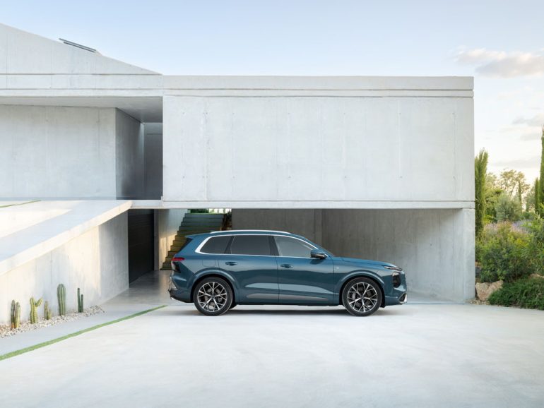 2027 Audi Q7 side